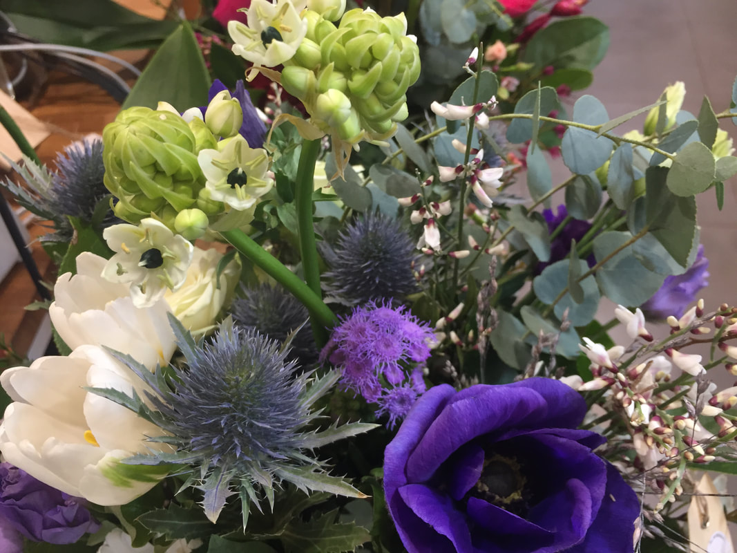 Bouquet bleu-blanc avec anémone, chardon, rose, ageratum et eucalyptus